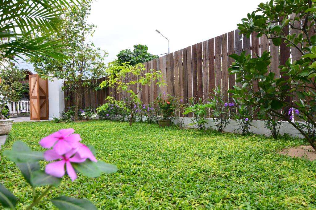 bãi cỏ phía trước