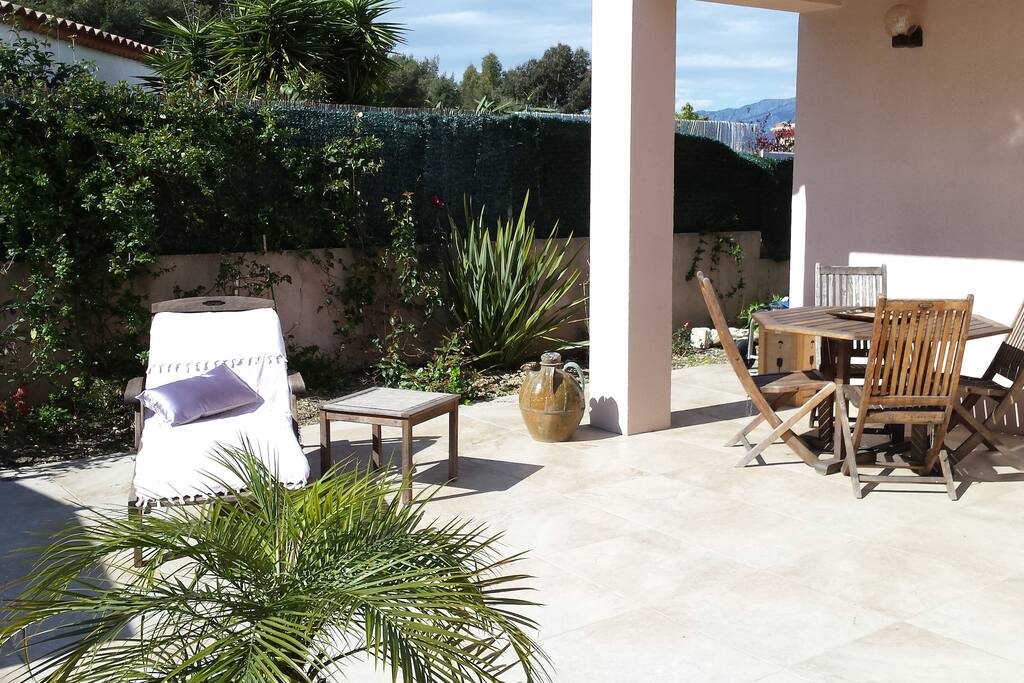 Coin repas avec meuble de jardin, vu piscine