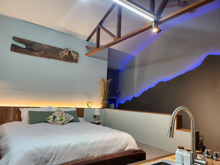 Kuna godoro kubwa la kifalme, projekta ya boriti na spika ya bluetooth na mwonekano wa machweo kupitia jikoni ni mzuri.