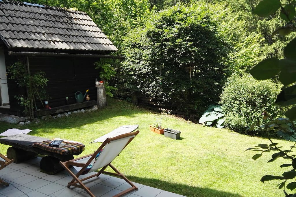 Private sweet little cozy 2-floor cabin in the mountains with a beautiful garden and a private parking.