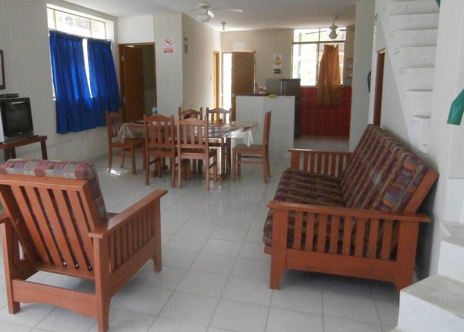 Living-dining room, kitchen on back. Sala-comedor y cocina, primer piso.