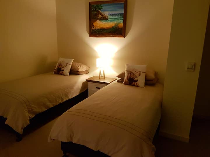 חדר 1 שיש בו חדר רחצה פרטי.