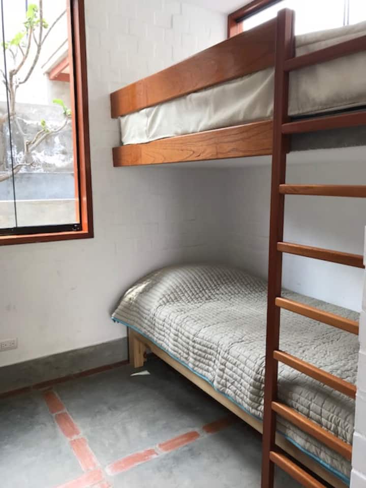 Camarote en segundo cuarto sin puerta