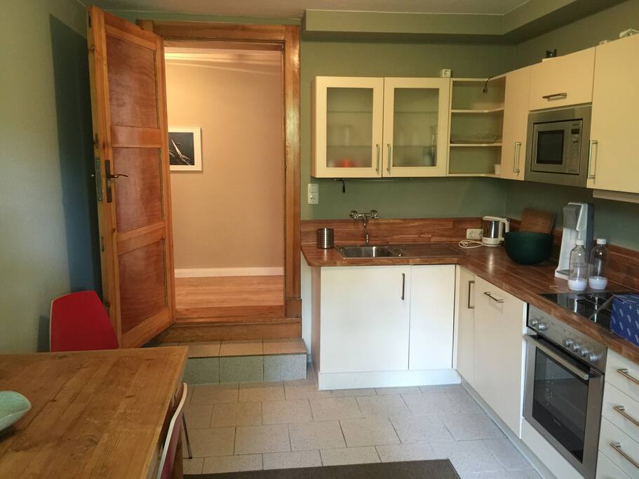 Fully equipped kitchen with table for 4