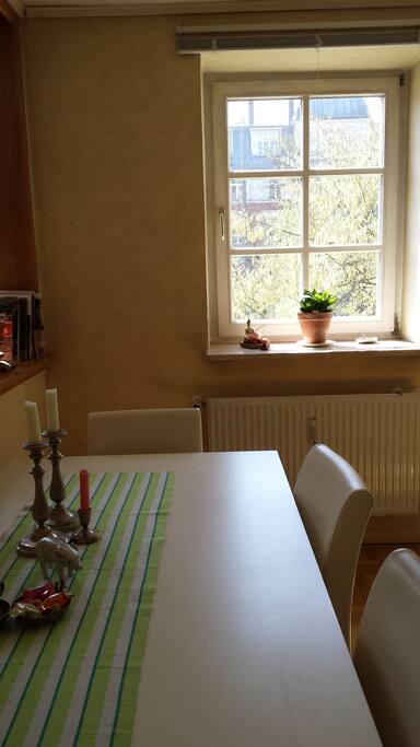 Wohnzimmer, Südseite, hell und schallschutzisoliert, Essbereich
