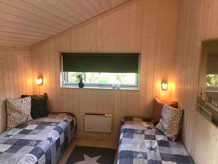 Tamaño de la cama: 80 cm x 200 cm.