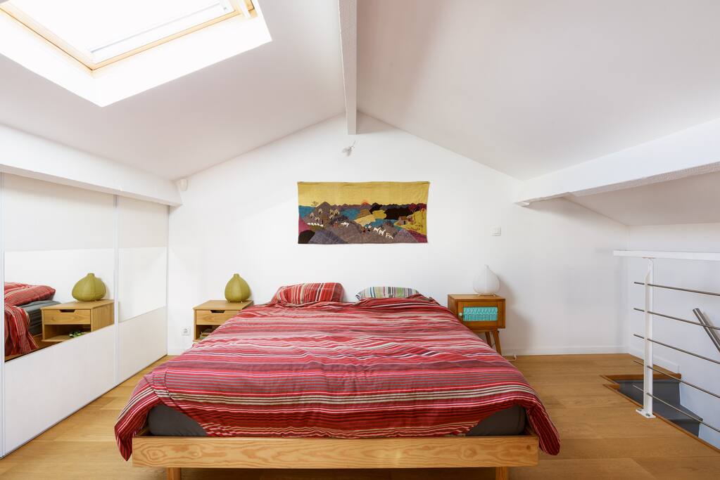 la chambre parentale, climatisée, avec un lit Queen size neuf et fabriqué en France