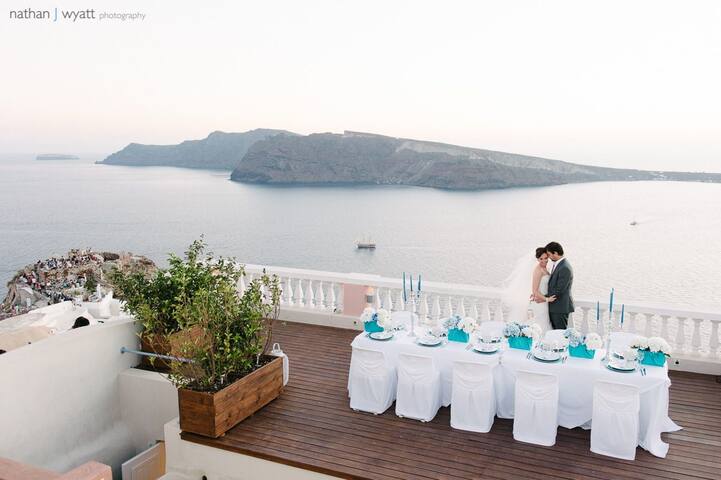 Oia Mansion • Sunset Views • Jacuzzi • 4 Bedrooms gallery image 3