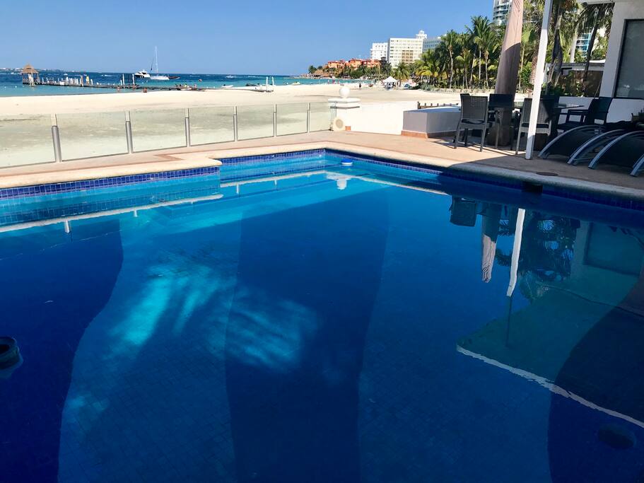 -La playa más hermosa de Cancún, alberca privada.
-A 7 minutos caminando de la zona turística más importante de Cancún.
-4 cuartos (10 huéspedes y podemos acordar acceso a más).
-Personal de mantenimiento.
-Limpieza y cocina (con los alimentos que ustedes compren).
-Cerrada con caseta de vigilancia.