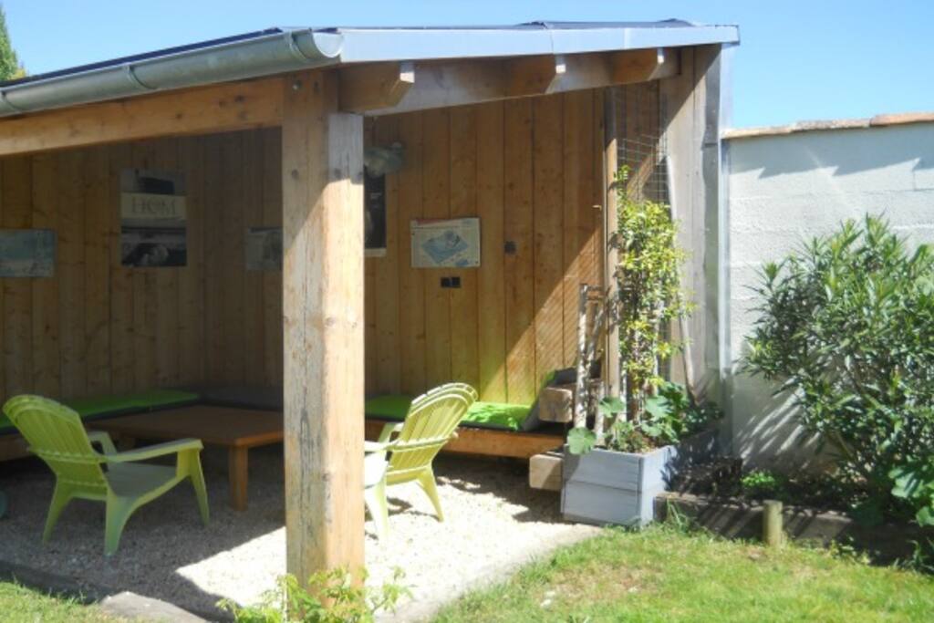 Préau avec salon de jardin