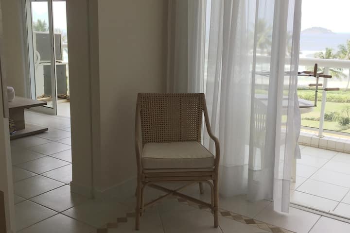 karrige e importuar nga bali me patina bezhë dhe tapiceri pa njolla dhe shenja myku dhe perde të reja.