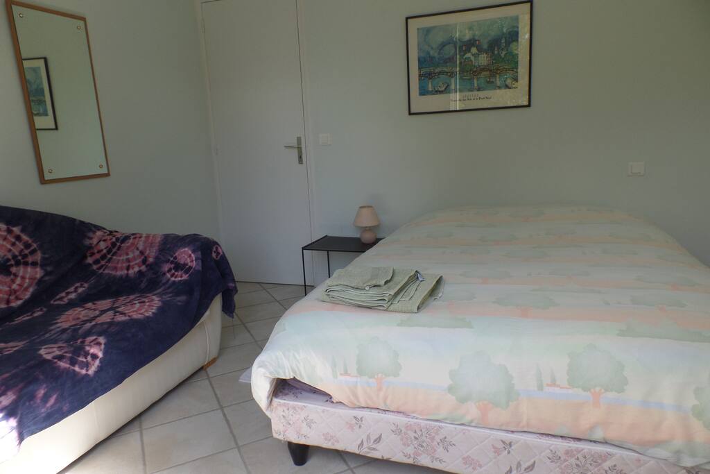 chambre 2 personnes et canapé
