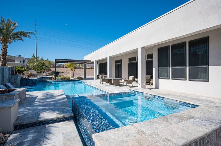 Luxury home close to everything gallery image 3