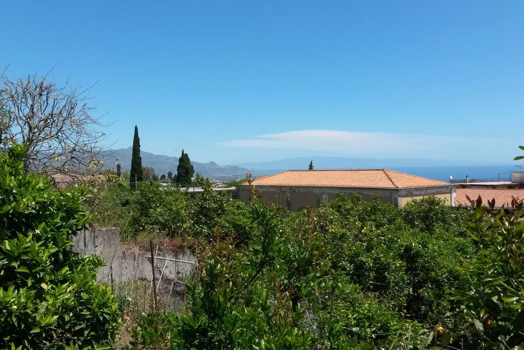 sullo sfondo Taormina!