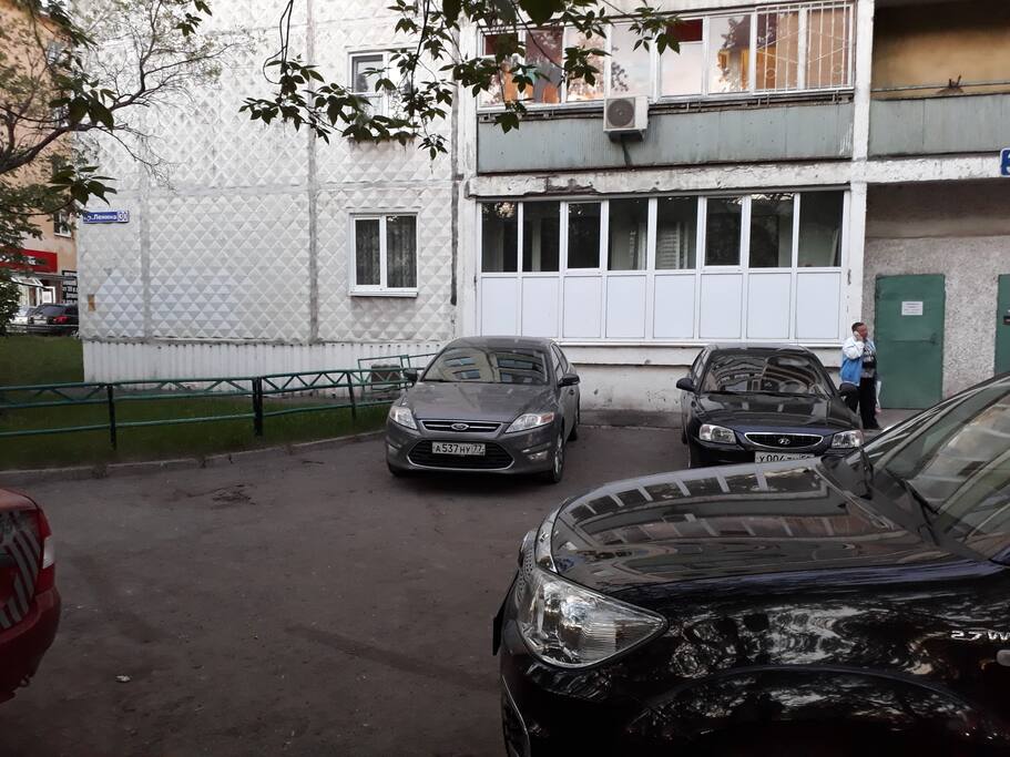 Первый этаж с большим балконом