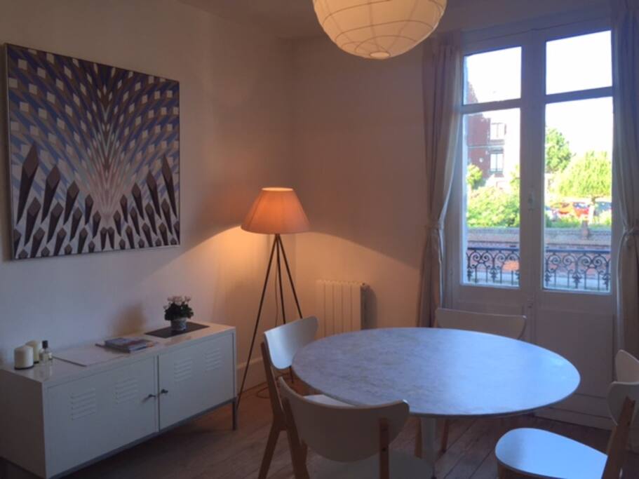 la salle à manger et le balcon