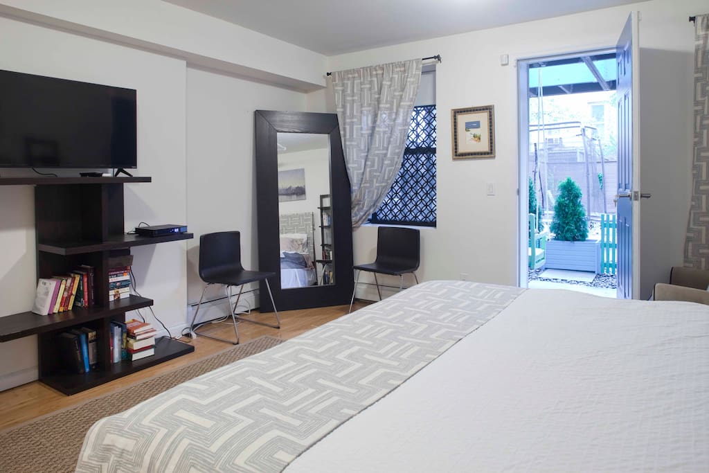 Quiet Master bedroom with KING size bed/ facing private patio. Cable TV and Internet