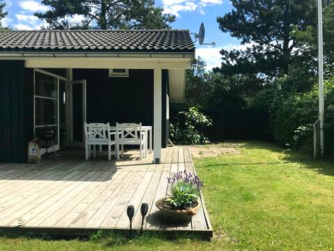 Cottage by a child-friendly beach