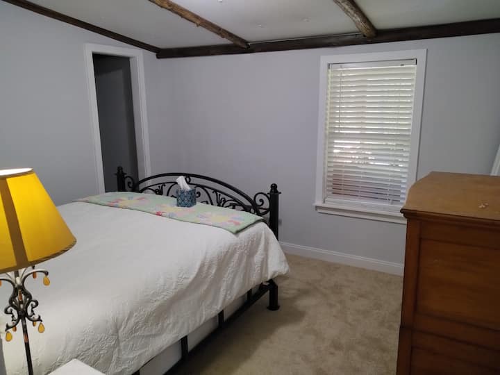 Completamente renovado del encuadre. Nuevos paneles de yeso, aislamiento, alfombra, pintura, etc. ¡Como una casa nueva!