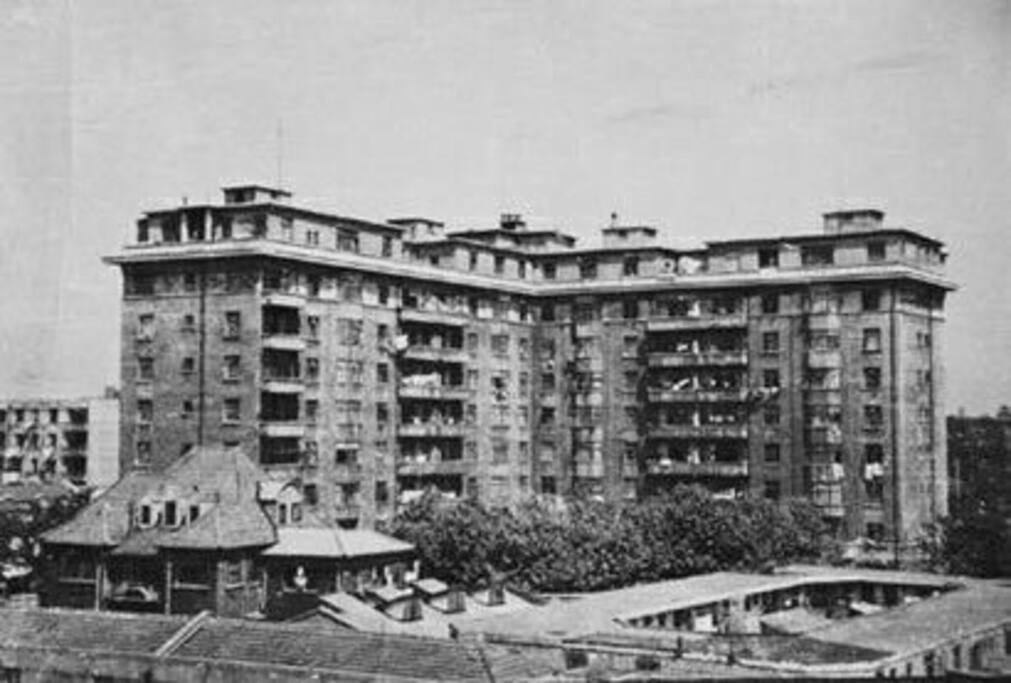 逸家所在的建筑叫瑞华公寓(Savoy Apartments),原为赛华公寓,1928年竣工,由法商营造公司(Minutti and Co.)设计,装饰艺术派风格,已被上海市人民政府被定为上海市首批历史保护建筑。房子在当年即有电梯,足以显示出它主人的身份,解放后成为上海市委其中的一个家属院,百年历史巨变,他尊贵而独特的气质具有极强的海派个性和魅力。此图是本建筑历史老照片。