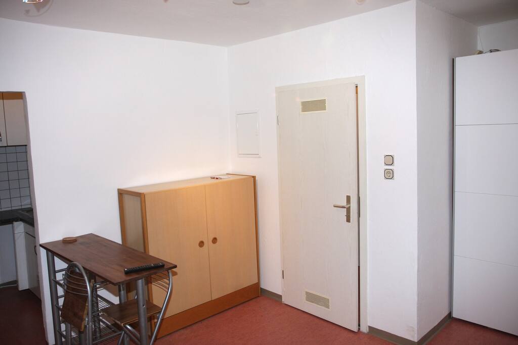 Links der Durchgang zur Küche in der Mitte die Türe zum Gang