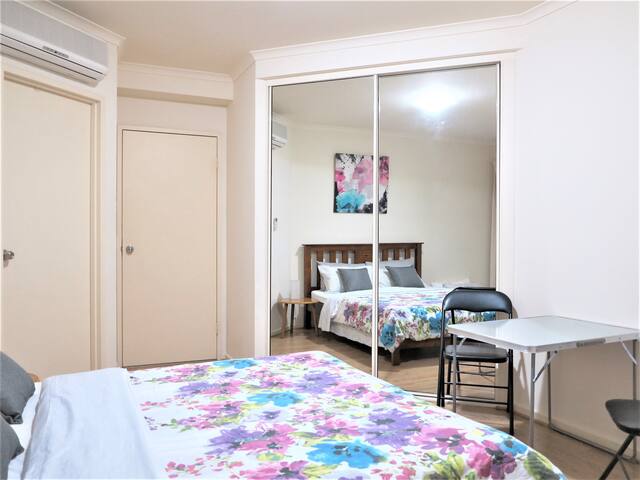 *Queen+Breakfast+Own Bathroom+City+Wifi+CarPark*