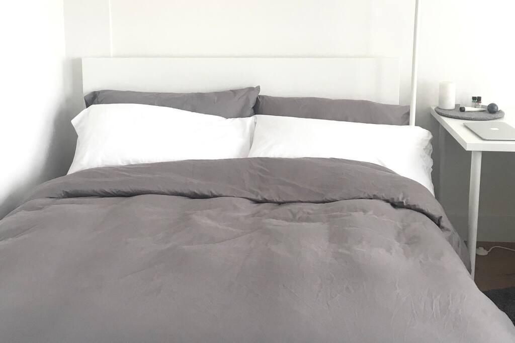 Queen size bed.