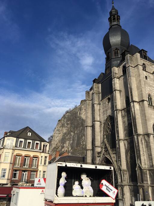 Le gite est situé à 50 m de la collégiale de Dinant