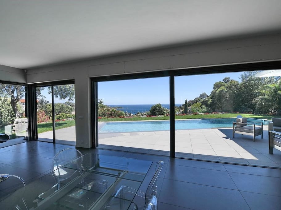 Vue piscine depuis l