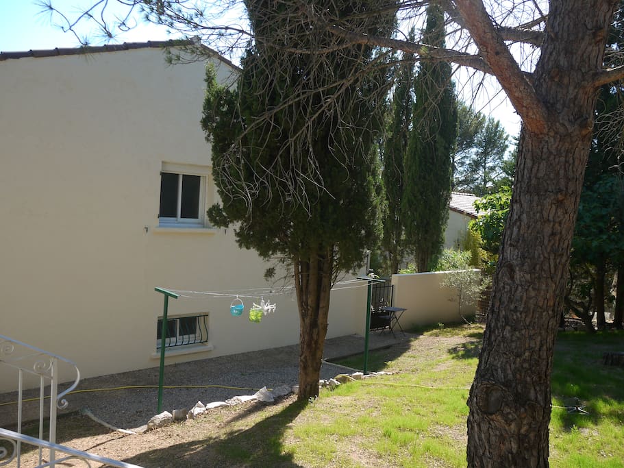 Vue du jardin depuis l'entrée