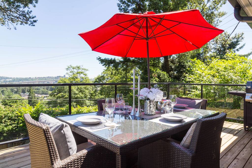 Outdoor dining with a spectacular view!