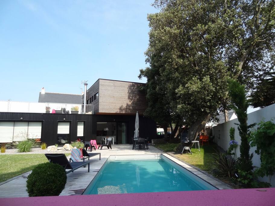La piscine est sécurisée par un volet immergé