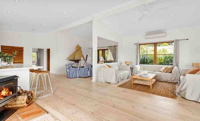 My Champagne Deck by MyCoastline Accommodation gallery image 2