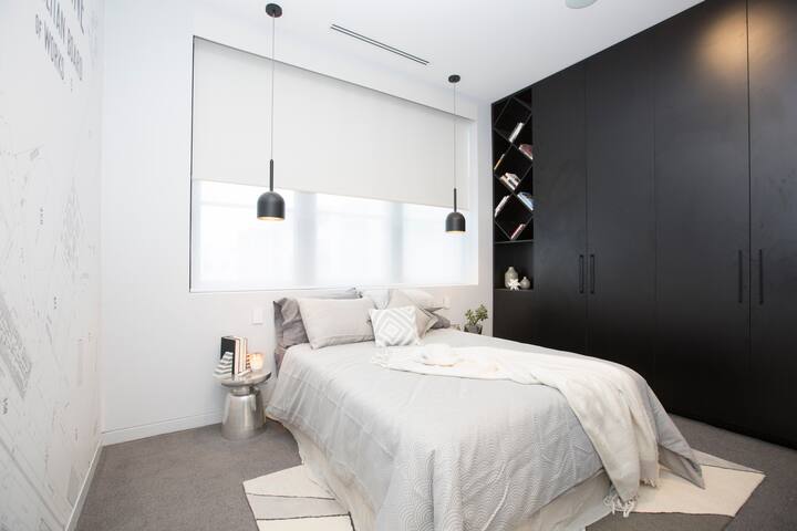 The Block -Spacious and Luxurious 4 bed Apartment gallery image 2