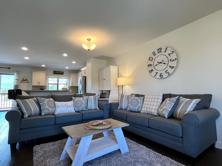Perfect Mt. View Townhouse Deck | Garage | Bbq - Invermere
