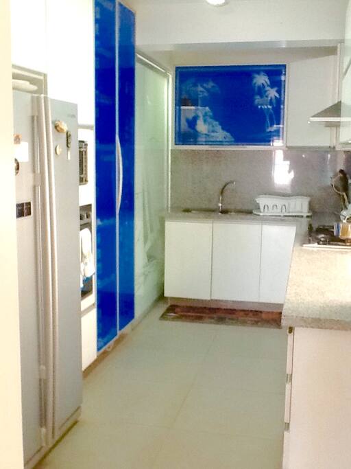 Cocina con todos los artefactos vajilla para 12 personas