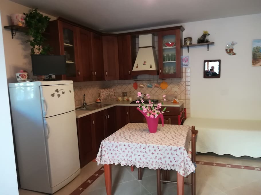 Cucina con tavolo ed elettrodomestici