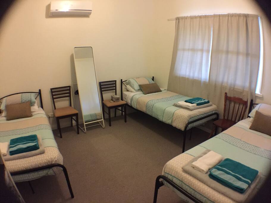 Bedroom 2 (3 single beds)