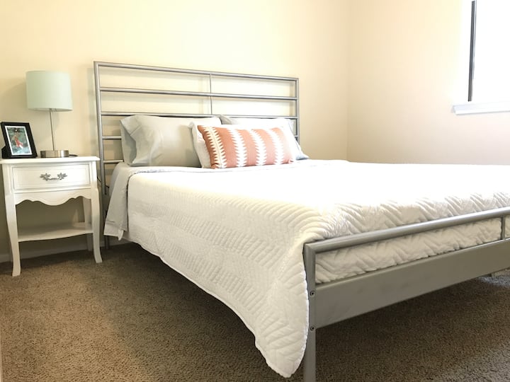 Druhá spálňa s matracom z pamäťovej peny Queen. 