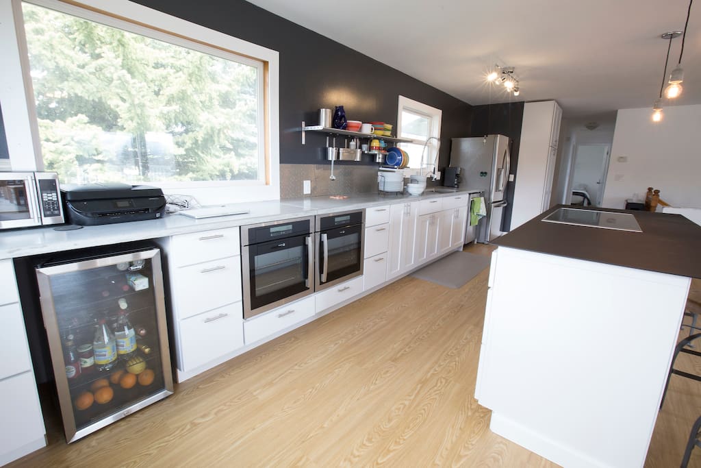 Chef kitchen! Induction stovetop. Double Oven.