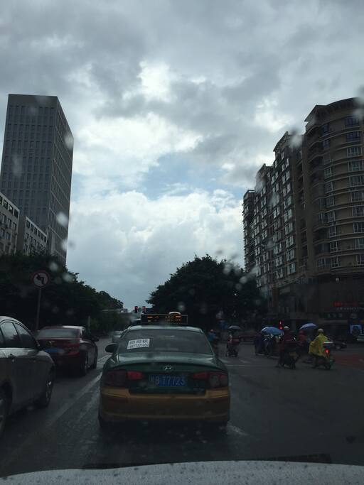 城市中心干道,交通方便
