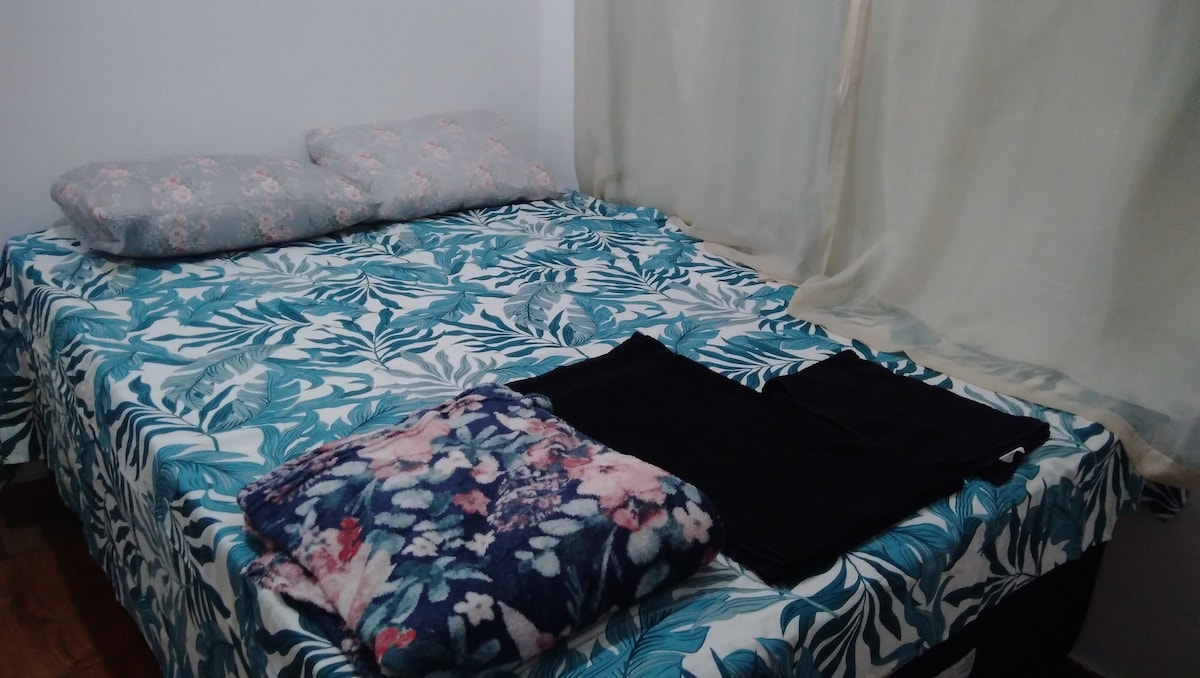 Quarto 1 com suíte, roupa de cama e toalhas limpas.