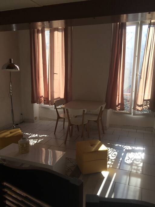 Salon/ Salle à manger ( vue de l'entrée)