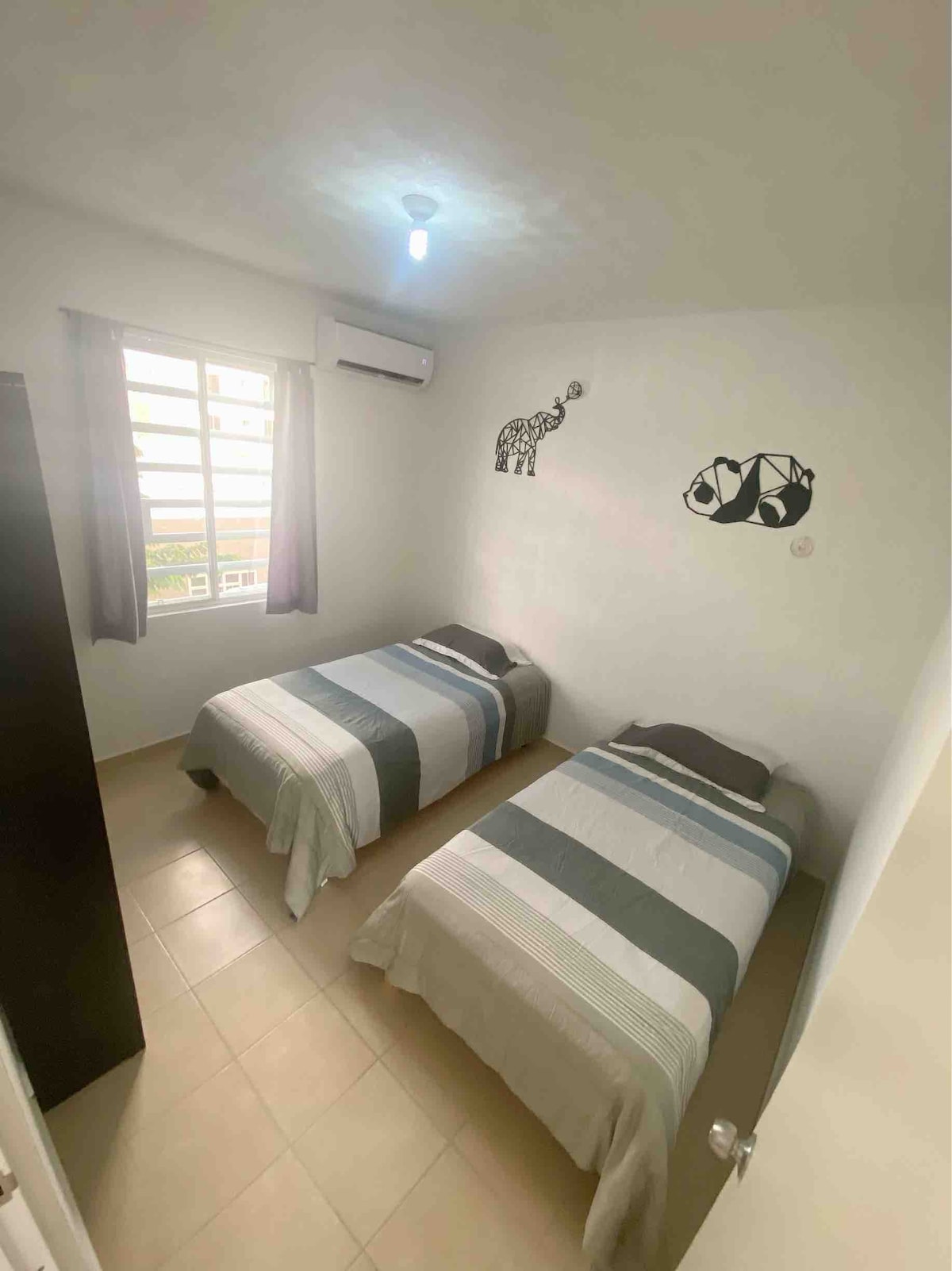 ห้องนอนพร้อมเตียงเดี่ยว 2 เตียงตู้เสื้อผ้าเครื่องปรับอากาศ