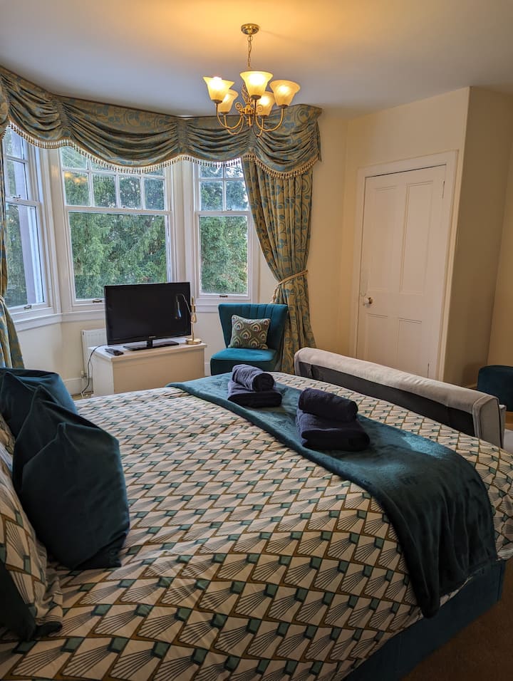 Beautiful King Size 2nd Bedroom with Ensuite 