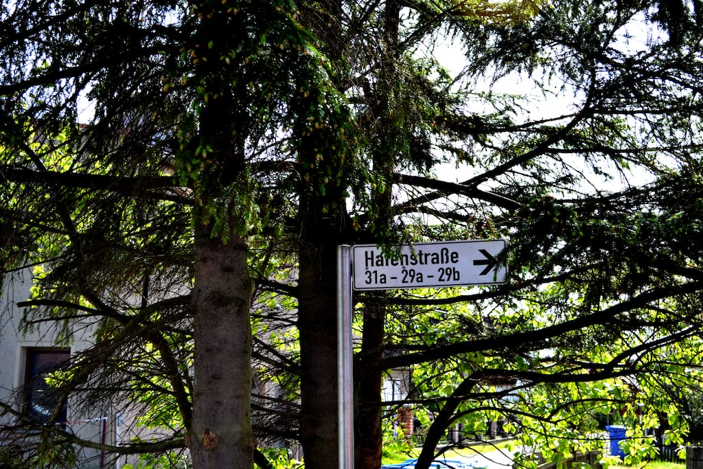 Wegweiser zur Einfahrt Hafenstr.29b