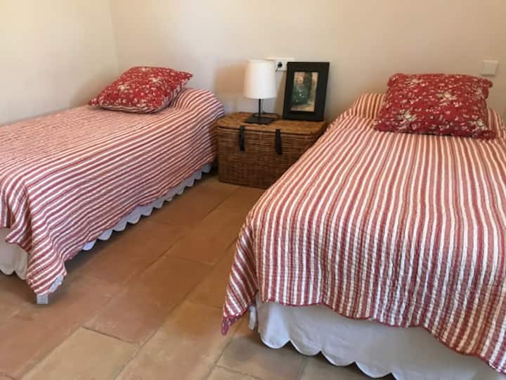 Habitación 1. Dos camas individuales con gran ventana al exterior. Incluye un amplio armario.