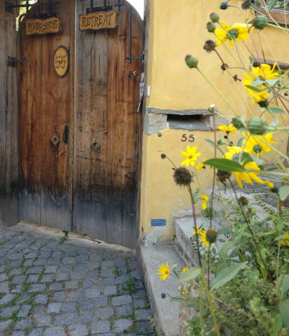 The front gate. RIVERSIDE RETREAT. PO VODĚ 55