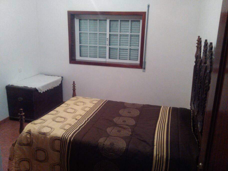 Quarto com cama matrimonial