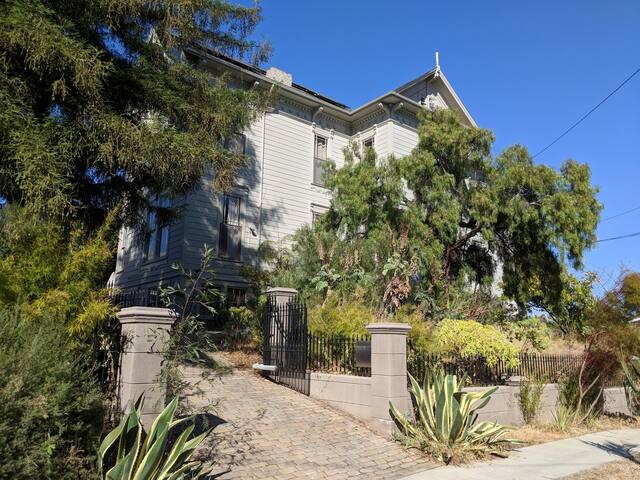 Huge, epic, historic mansion. Easily sleeps 40+. gallery image 4